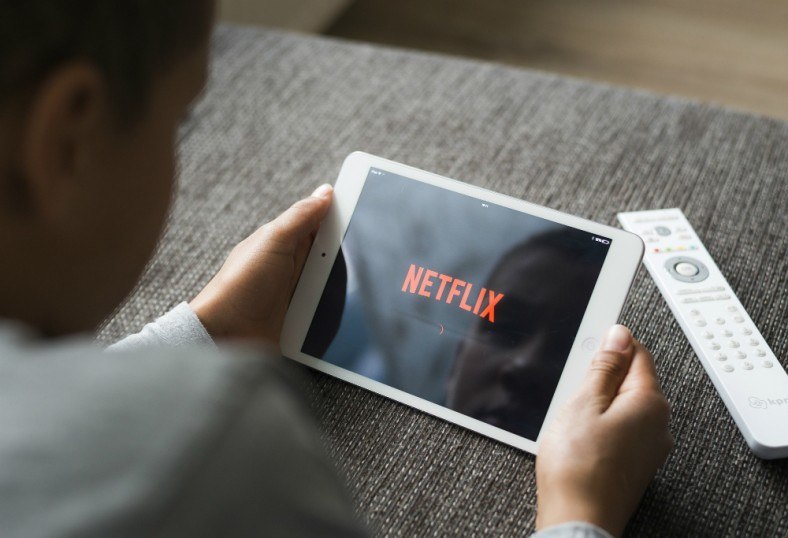 7 series da netflix para assistir e melhorar o ingles