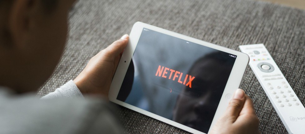 7 series da netflix para assistir e melhorar o ingles